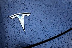 Обновленный кроссовер Tesla показали на фото