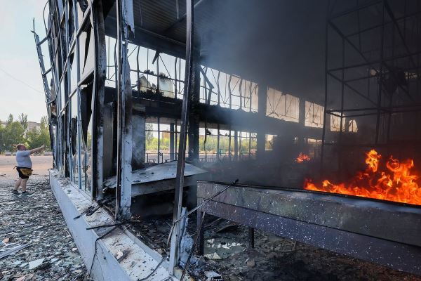 ВСУ ударили по торговому центру в Донецке. В момент взрыва в нем находилось 100 человек