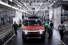 Tesla засудит производителя аксессуаров для зарядки